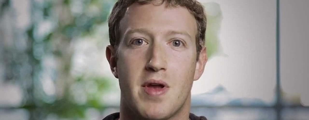 Mark Zuckerberg protegge la sua privacy col nastro adesivo
